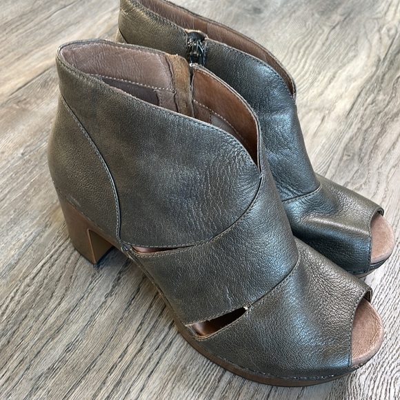 Dansko Delphina Heeled Peep Toe Bootie, Aged Metallic clog, size 40 - Picture 5 of 11